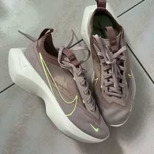 Nike vista lite ladies sneakers only worn once